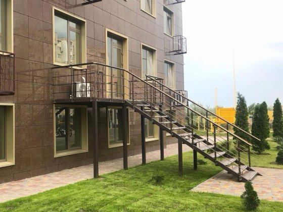 Фасадне приміщення з орендарями Крижанівка
