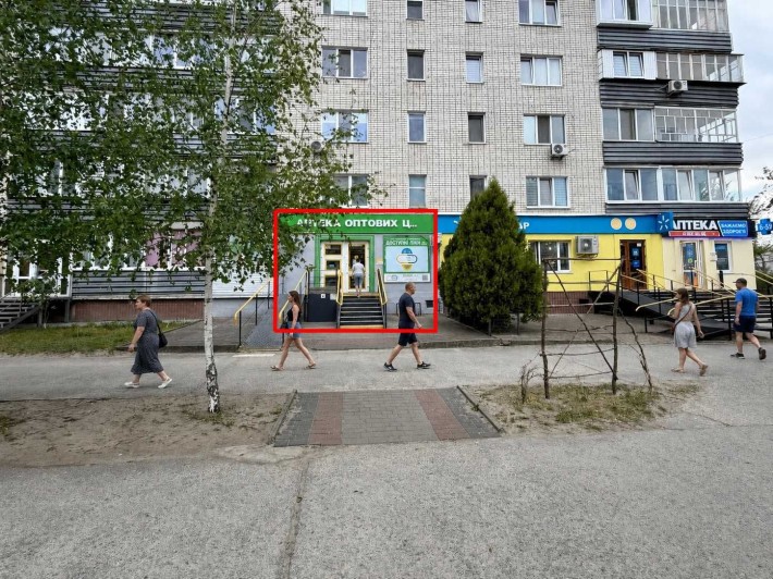Продаж приміщення 50 м2 у центрі м. Вараш - орендар Аптека Оптових Цін - фото 1