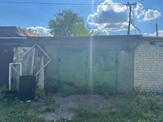 Гараж, м., Златопіль ( Первомайський ) вул. Центральна ( кол., Комарова) Златопиль