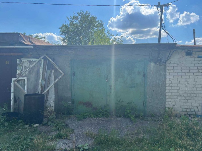 Гараж, м., Златопіль ( Первомайський ) вул. Центральна ( кол., Комарова) - фото 1