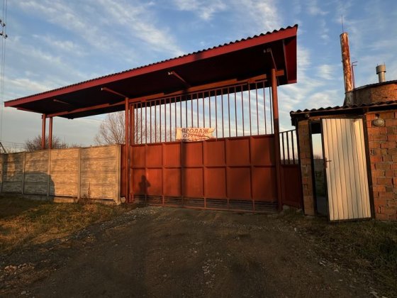 Продаж приміщення з земельною ділянкою в Новоселиці Новоселиця