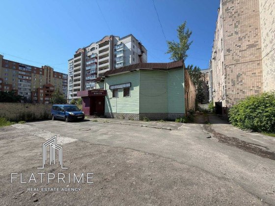 Фасад будівля торгове офіс  Бровари бульвар Незалежності центр Бровари