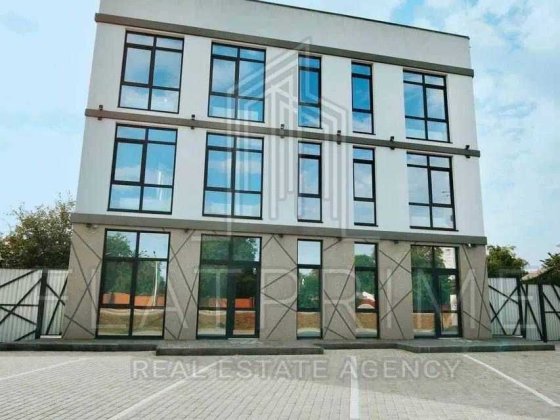 Фасад торгове комерційне приміщення будівля з орендарем Бровари