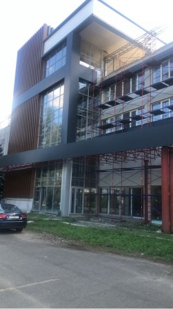 Продається частина будівлі з великою стоянкою - фото 1