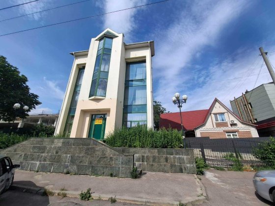 Продаж фасадної комерційної будівлі 682 м² в центрі міста Белая Церковь