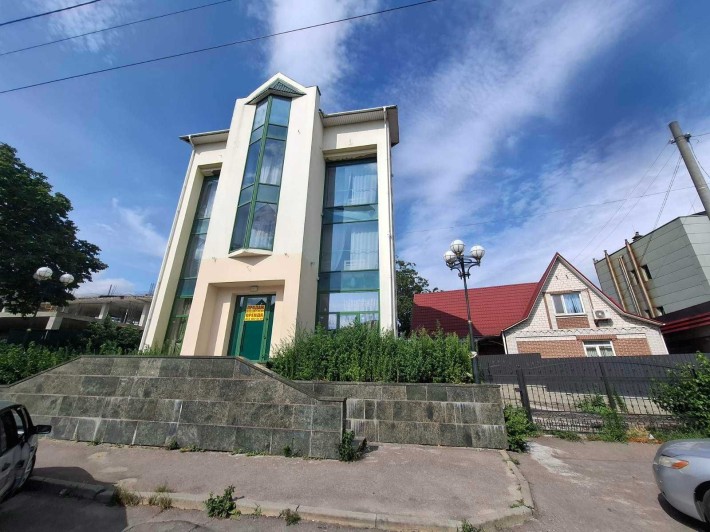 Продаж фасадної комерційної будівлі 682 м² в центрі міста - фото 1