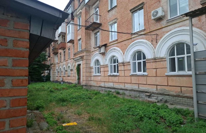 Приміщення з окремим входом та вітражними вікнами в районі Клініки - фото 1