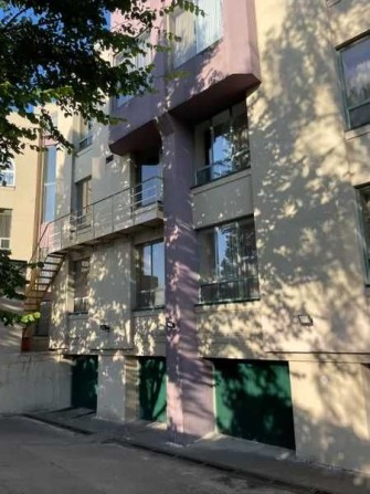 Будівля готельного комплексу, а також рухоме майно, загальною площею 1 717,4 кв.м. - фото 1
