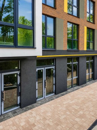 Фасад! Комерція 83,7 м² з Розтермінуванням! Заселений масив. - Фасад - фото 1