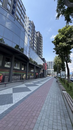 Продаж фасадного приміщення з панорамним вікном | ЖК Княгинин - фото 1