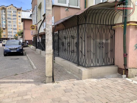 Продаж напівцокольного приміщення--к Ивано-Франковск