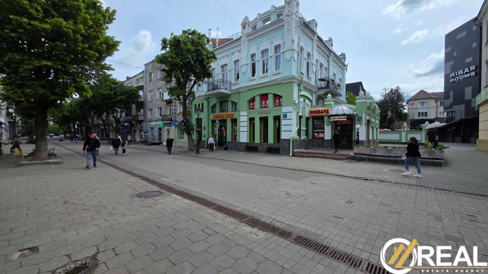 Продаж унікального торгового приміщення в центрі Луцька(вул.Л.Українки 32) - фото 1