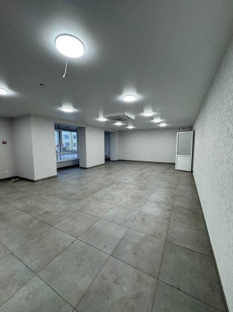 Продаж комерційного приміщення 110 м.кв. Фасад. Вітрини. Великий трафік. Парковка - фото 1