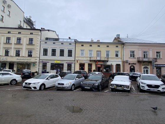 Комерція в центрі. Біля Ратуші. Ивано-Франковск