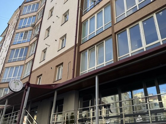 Продаж комерціїйного приміщення, фасадний вхід з ремонтом Ивано-Франковск