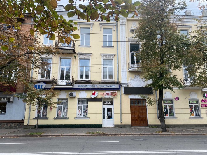 Продаж офісного приміщення 40.6 кв.м. на 2 поверсі по вул. Небесної Сотні 4 - фото 1