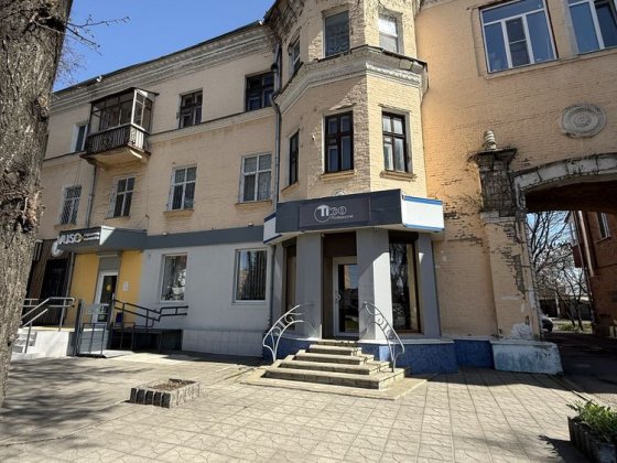 Продам гарне, просторе комерційне приміщення з всима комунікаціями, поруч з зупинкою П. Мирного