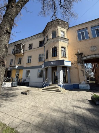 Продам гарне, просторе комерційне приміщення з всима комунікаціями, поруч з зупинкою П. Мирного - фото 1