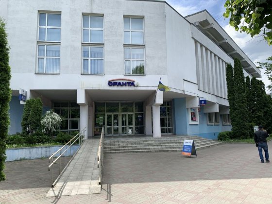 Продаю в центрі м. Рівне по вул. Міцкевича приміщення на першому поверсі з окремим входом на централ Рівне