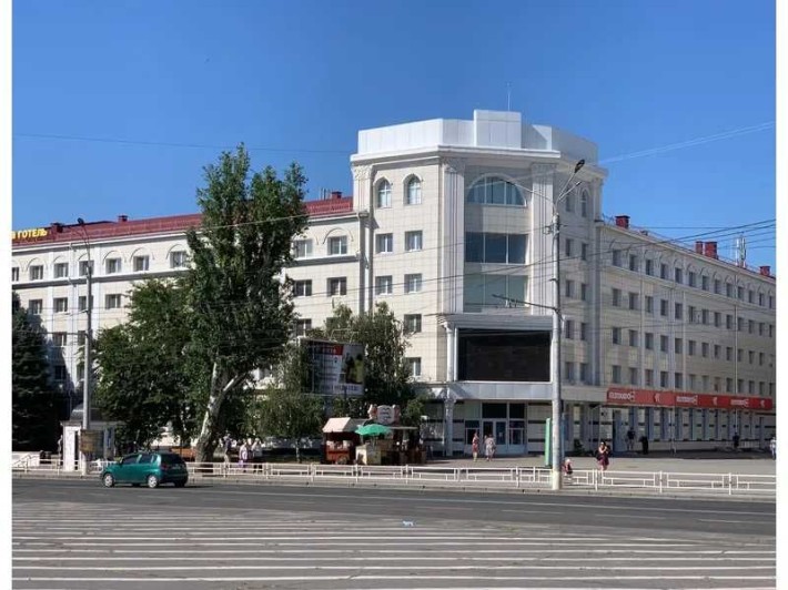 Продаж частина нежитлової 6-поверхової будівлі 2247 м² в центрі Херсона (пр. Ушакова, 43) - фото 1