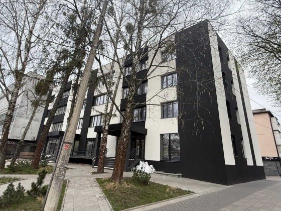 Окрема багатоповерхова будівля для бізнесу. Центр міста Рівне