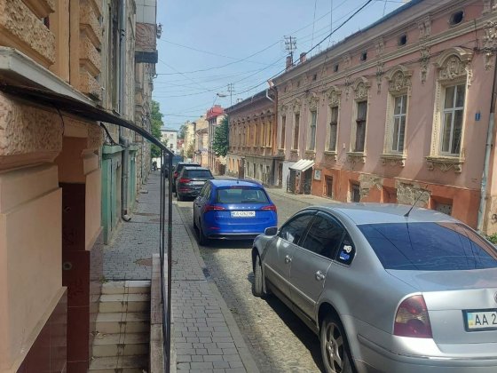 Частина будинку в житловій будівлі в центрі Чернівців Черновцы