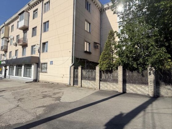 Продаж ( приміщення ) на розі Годовноі -Проспект Незалежності Черновцы