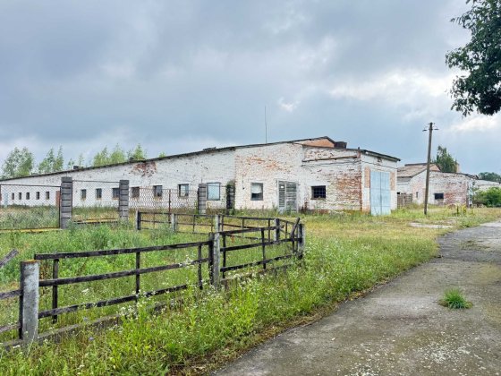 Пропонуються до продажу окремі комерційні будівлі у передмісті Вінниці, у межах 10 км від міста. Вінниця
