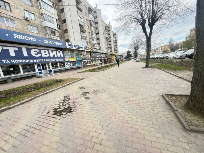 ПРОДАЖ комерційного приміщення площею 170 кв.м по Центральній вулиці міста, великий пішохідний та ав - фото 1