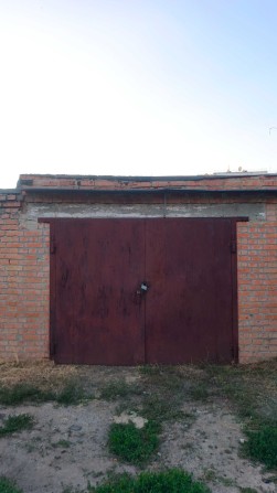 Здається гараж з ямою та світлом у центрі міста - фото 1