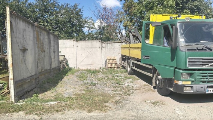 Звільнилися 3 місця на стоянці для легкових автомобілів, бусів та вантажних автомобілів (700грн міся - фото 1