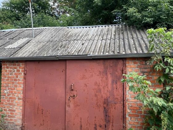 Гараж цегляний. Британська, за центаральним відділенням Ощад банку Суми