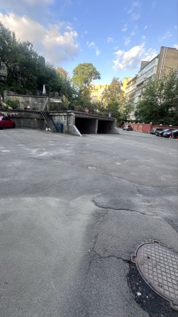 Паркомісце в паркінгу - фото 1