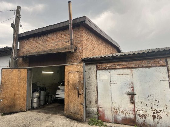 Продажа гаражного бокса з підйомником на 2 машини Киев