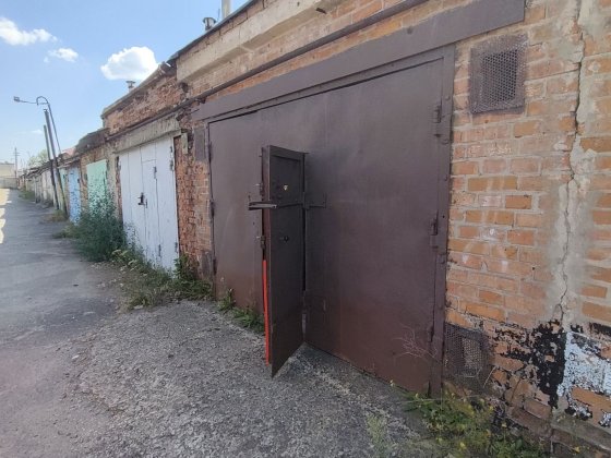 Продам капітальний цегляний гараж в  районі Авторинку!