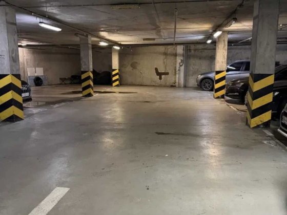 Без% Паркомісце, Коновальця 32 Б, ЖК Митець, з розеткою Киев