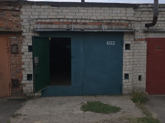 Продам суперовий, сухий гараж в АК 16 на  верхній лінії в  500м від в'їзду по прямій від власника! Чернигов