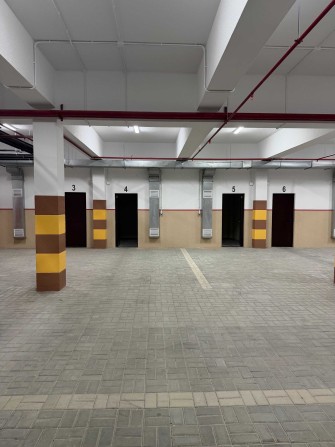 Паркомісце в підземному паркінгу з кладовою та зарядкою для електромобіля - фото 1