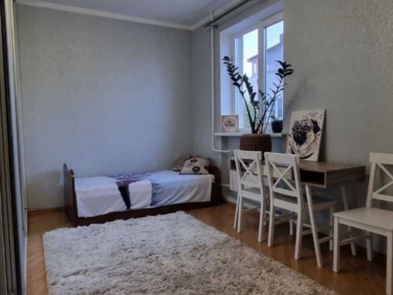 Здається кімната не далеко від Севастопольської площі Киев