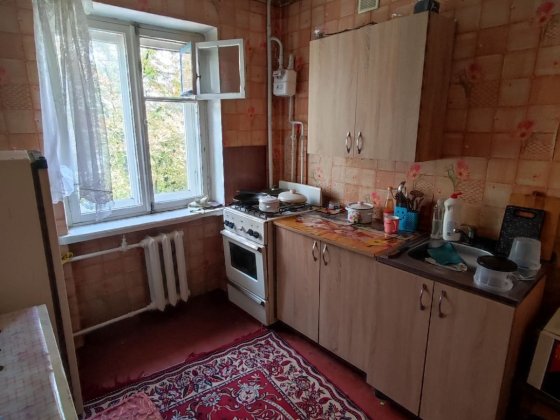 місце в кімнаті  для дівчини Київська
