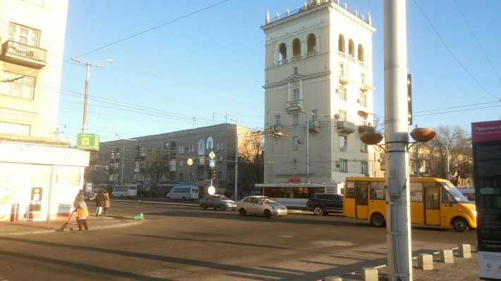 Сдам 3 комнаты 90 м на проспекте на Металле Подойдет для хранения вещей - фото 1