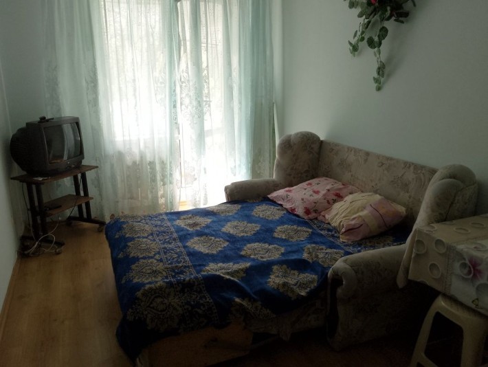 Здам комнату в трёх.комн.квкртире а хозяйкой. - фото 1