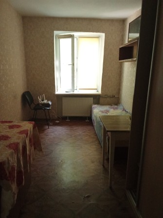 Сдам комнату в коммуне ,10 м. Район по.Толбухина.От хозяина. - фото 1