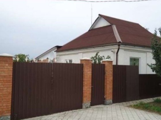 Оренда будинку з паркомісцем