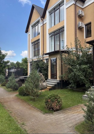 Оренда будинку таунхаус Козин КМ Montana Village 200 кв м 5 к 3 поверховий басейн резервне живлення - фото 1