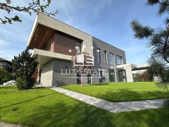 Современный дом 574 м² с бассейном на берегу озера — КГ Солнечная Долина — Романков Романков