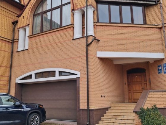 Оренда 3х поверхового будинку 360 м.кв ,1лінія Дніпра, Киев