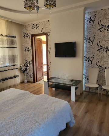 Сдам длительно 2 комнаты 350$,в частном доме,в  сумму входит уже все - фото 1