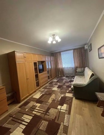 Зигіна поруч зупинка парковка у дворі - фото 1