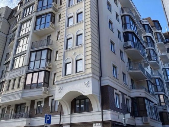 Стрітенська 18 центр парковка у дворі Полтава